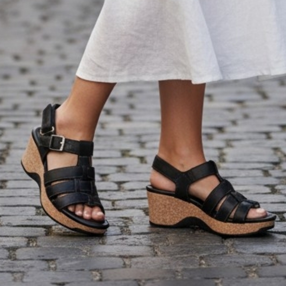Clarks Black Platform Sandals Size 6.5